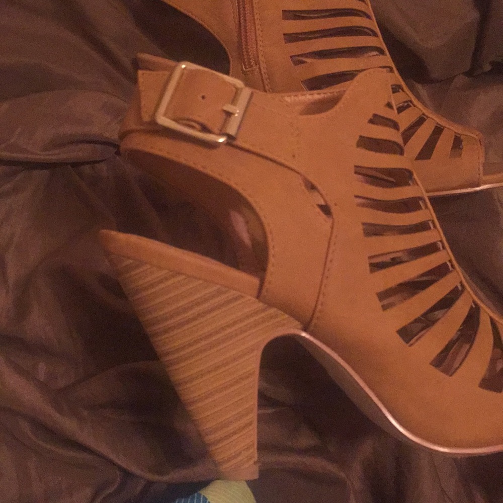 Heels - Picture 3 of 4
